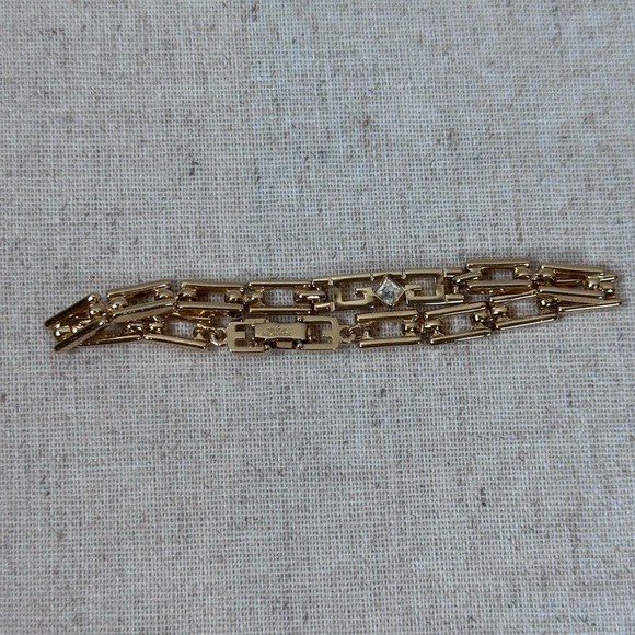 Elegant Givenchy Gold Link Bracelet - Picture 1 of 6